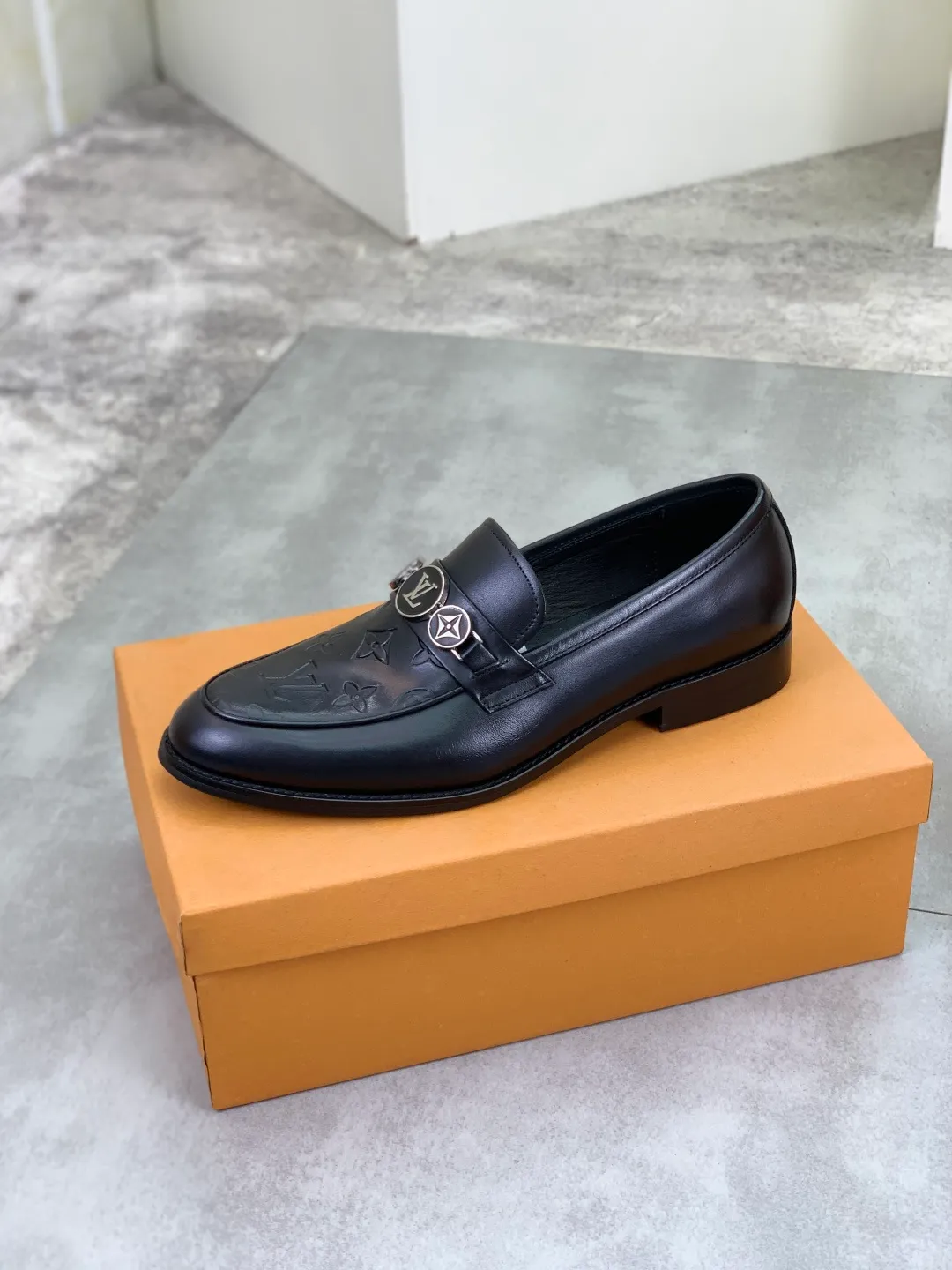 Men's Men's Shoes 💰P420 [New Style] 💰Yangli💎💎💎[Louis Vuitton] LV high-end men's formal business leather shoes, original order 1:1! Original imported calfskin, original metal buckle, imported sheepskin lining for feet, original outsole, men's shoe size: 39-45 (38.46 customized) black optional